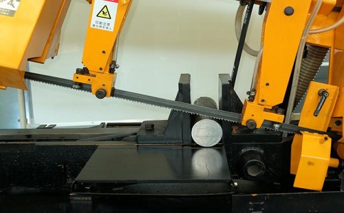 南海数控带锯床自动送料精度会出现偏差吗？